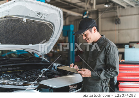 檢查汽車引擎室/驗收檢查（車輛檢查/定期檢查）的汽車修理工 122074298