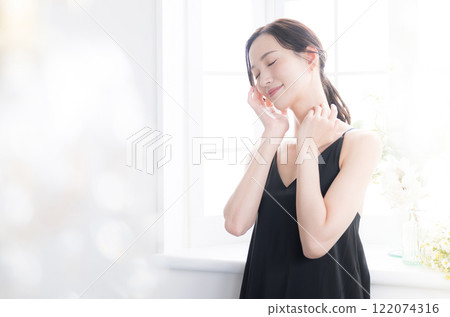 美容護膚 一個女人，有著美麗的裸露皮膚，春夏圖像中的上半身，閉著眼睛 122074316