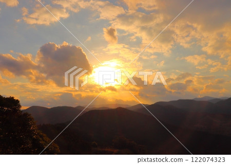 日落的天空，夕陽，雲彩，山脈，樹木 122074323