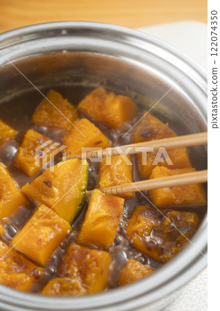 Boil the pumpkin 122074350