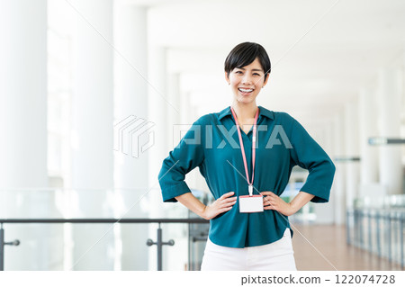 Business woman working in the office 122074728