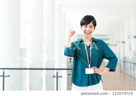 在辦公室工作的女商人 122074729