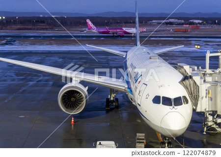新千歲機場在晚上，停放的飛機，北海道千歲市 122074879