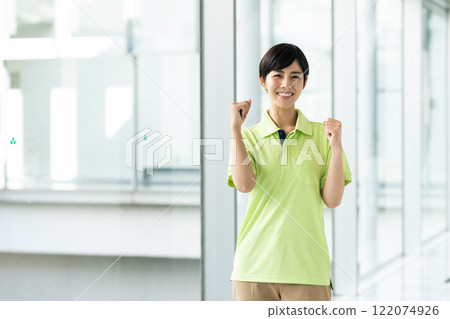 A young woman who is a care worker 122074926