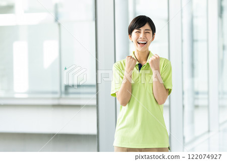 一名年輕女子，她是一名護理員 122074927