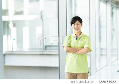 一名年輕女子,她是一名護理員 一名年輕女子,她是一名護理員 122074928