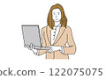 在筆記型電腦上工作的女人 122075075