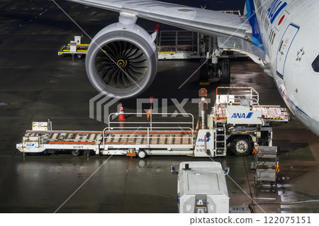 夜間的新千歲機場 高吊裝載機 北海道千歲市 122075151