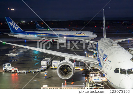 新千歲機場在晚上，拖拉機和小車，北海道千歲市 122075193