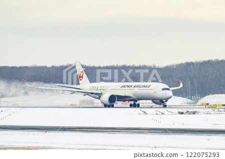 冬天的新千歲機場,雪煙和飛機起飛,北海道千歲市 冬天的新千歲機場,雪煙和飛機起飛,北海道千歲市 122075293