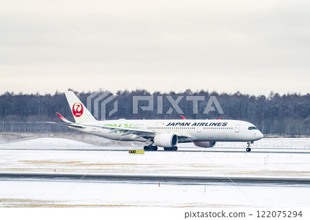 冬天的新千歲機場,雪煙和飛機起飛,北海道千歲市 冬天的新千歲機場,雪煙和飛機起飛,北海道千歲市 122075294
