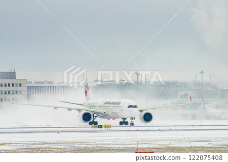 冬季新千歲機場、雪煙和滑行飛機，北海道千歲市 122075408
