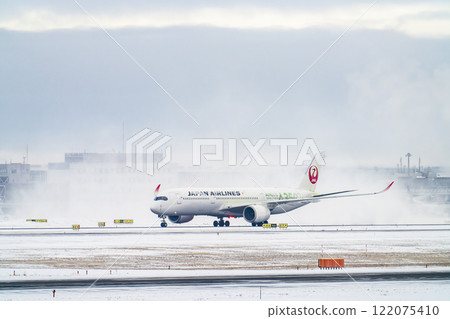 冬季新千歲機場、雪煙和滑行飛機，北海道千歲市 122075410