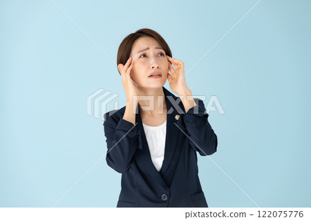 Female lawyer headache 122075776