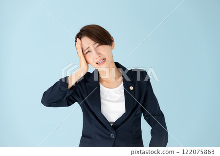 Female lawyer headache 122075863