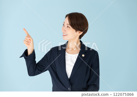 女律師指著 122075866