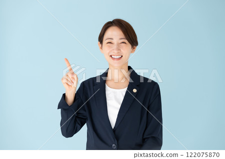 女律師指著 122075870
