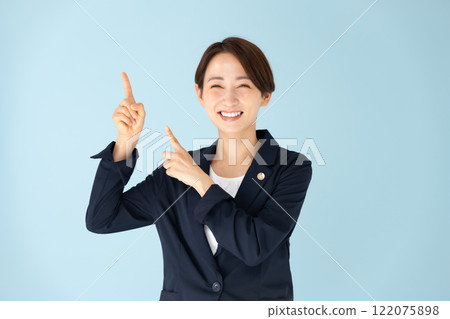 女律師指著 122075898