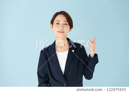女律師豎起大拇指 122075935