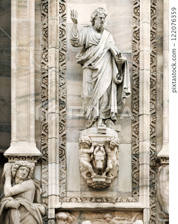 Statue on the wall of Milan cathedral 122076359