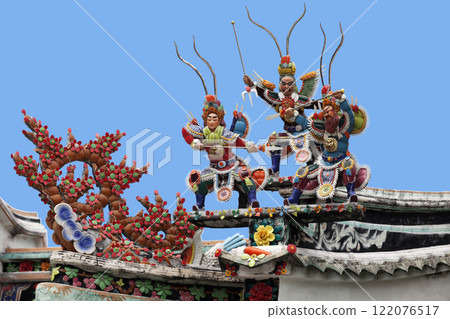 Warriors on a temple roof 122076517