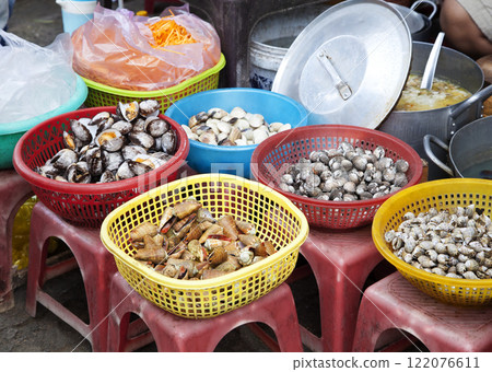 Seafood in a Vietnamese street market 122076611
