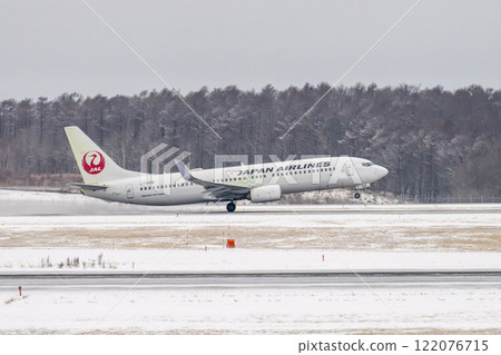 冬天的新千歲機場，雪煙和飛機起飛，北海道千歲市 122076715