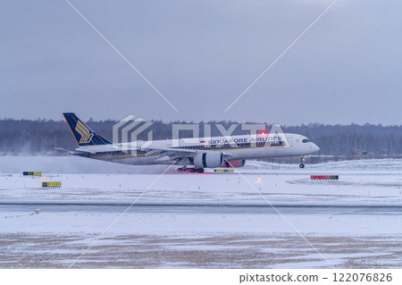 冬天的新千歲機場，雪煙和飛機著陸，北海道千歲市 122076826
