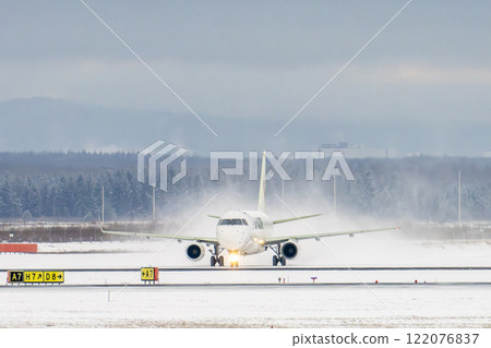 冬季新千歲機場、雪煙和滑行飛機，北海道千歲市 122076837