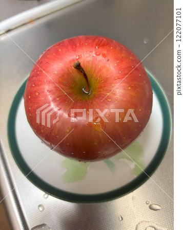 Crimson apple 122077101