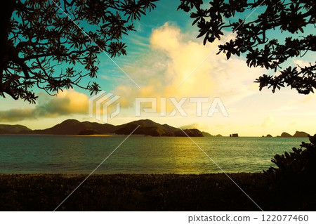 沐浴在夕陽下的阿瑪海灘的夜景 沐浴在夕陽下的阿瑪海灘的夜景 122077460