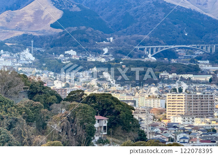 大分高速公路與別府溫泉的蒸氣與山脈 122078395