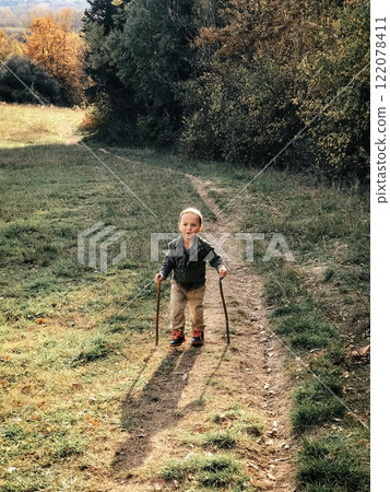 Child trekking in the Tuscan mountains 122078411
