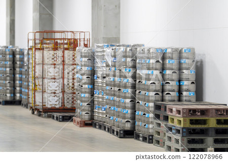 A large number of beer barrels have arrived 122078966