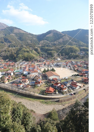 View of the town of Tsuwano in Shimane Prefecture from the grounds of Taikodani Inari Shrine 122078999