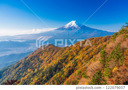[山梨縣] 從光峠山眺望白雪皚皚的富士山 122079037