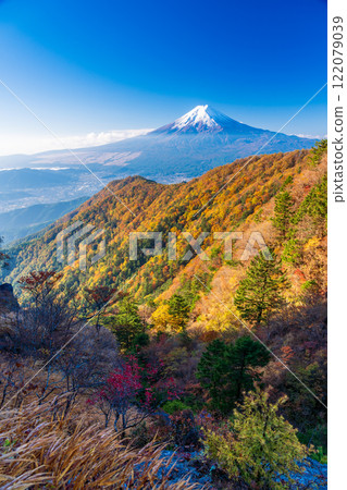 [山梨縣] 從光峠山眺望白雪皚皚的富士山 122079039