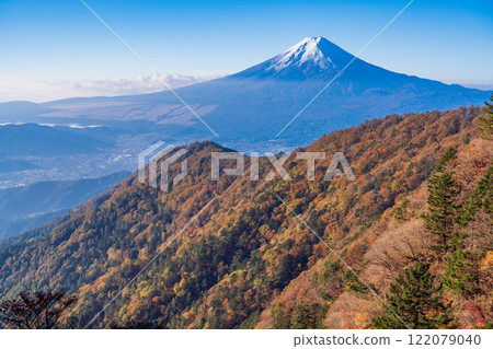 Snow-capped Mount Fuji as seen from Mount Mitsutoge, Yamanashi Prefecture 122079040