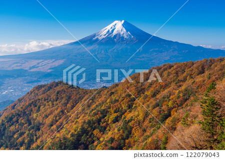 [山梨縣] 從光峠山眺望白雪皚皚的富士山 122079043