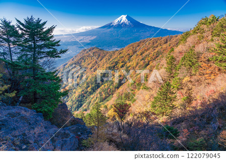 Snow-capped Mount Fuji as seen from Mount Mitsutoge, Yamanashi Prefecture 122079045