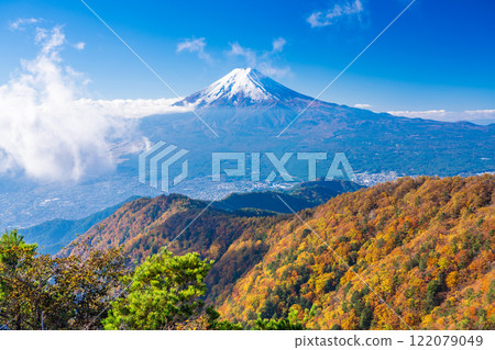 Snow-capped Mount Fuji as seen from Mount Mitsutoge, Yamanashi Prefecture 122079049