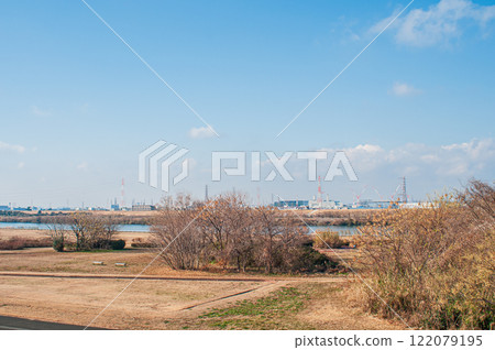 Winter at the exit area of Yodogawa River Park, Hirakata City, Osaka Prefecture 122079195