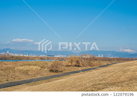 Winter at the exit area of Yodogawa River Park, Hirakata City, Osaka Prefecture 122079196