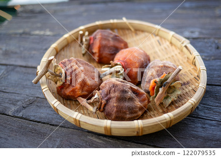 Drying persimmons after peeling 122079535