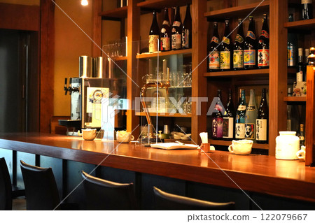 An empty sake bar counter 122079667