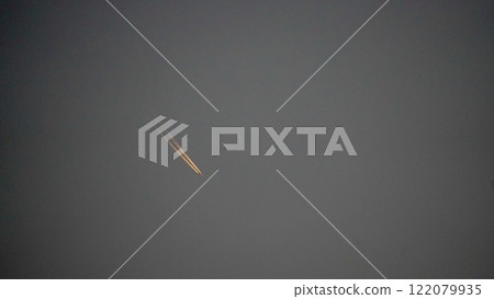 尾跡反映在傍晚的天空 122079935