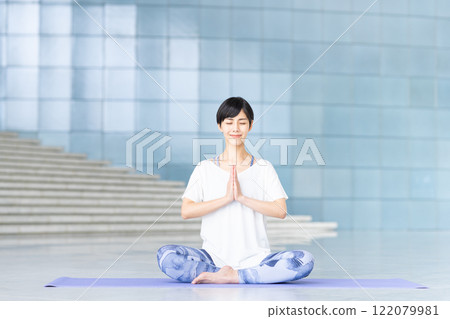 yoga yoga 122079981