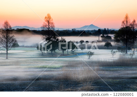 [Tochigi Prefecture_Watarase Reservoir] Sunrise over the reservoir with morning mist 122080001