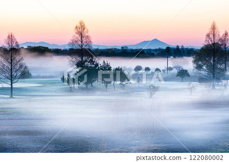 [Tochigi Prefecture_Watarase Reservoir] Sunrise over the reservoir with morning mist 122080002