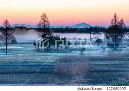 [Tochigi Prefecture_Watarase Reservoir] Sunrise over the reservoir with morning mist 122080005